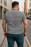 mężczyzna plus size, ubrany w niedopasowane do sylwetki ubrania, za ciasną koszulkę w paski i za ciasne jeansy