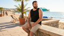 mężczyzna plus size w podkoszulku męskim na lato