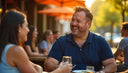 mężczyzna plus size w granatowej koszulce polo na randce w restauracji